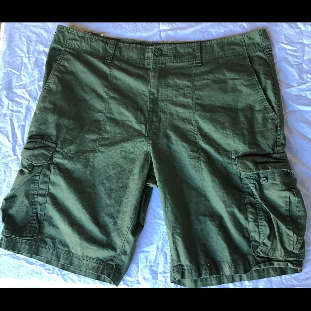 Men’s size 42 green cargo shorts. New with tags